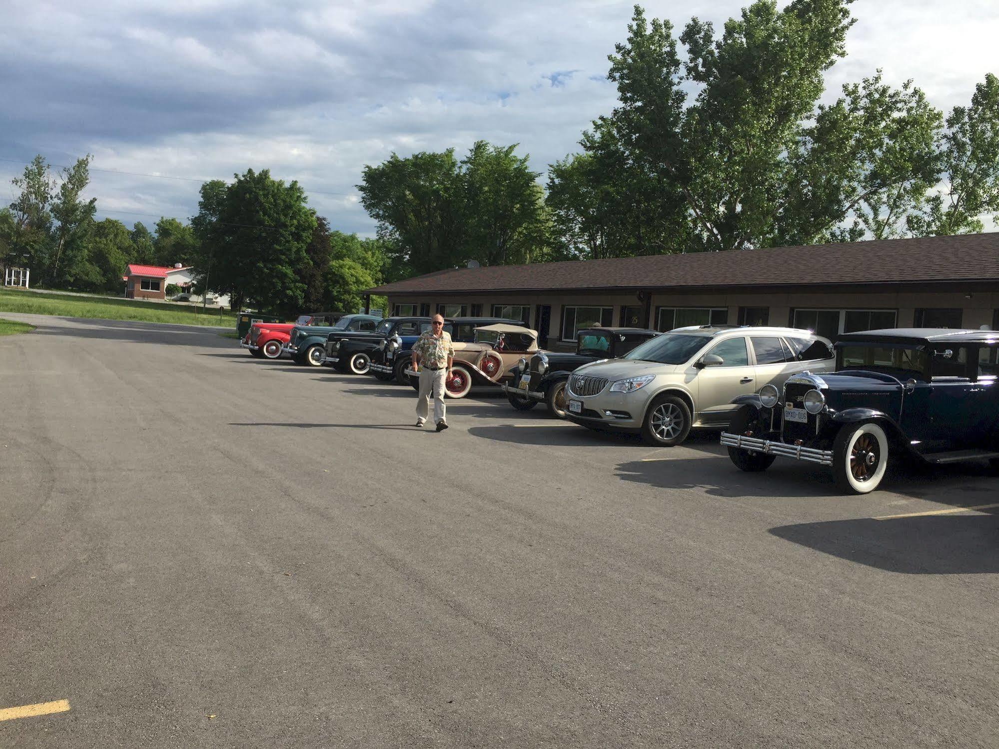 Masterson'S Motel Greater Napanee Exteriör bild